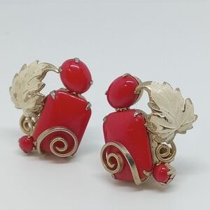 * vintage red glass white leaves gold tone clip on earrings